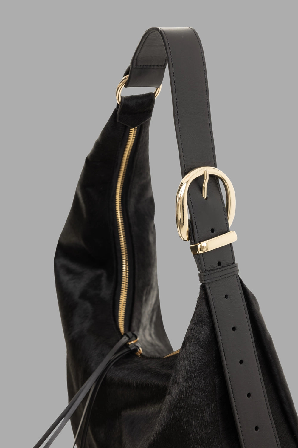 Des Phemmes women large hobo bag in Noir, 3/4 view, crescent shape, top zip with leather pull