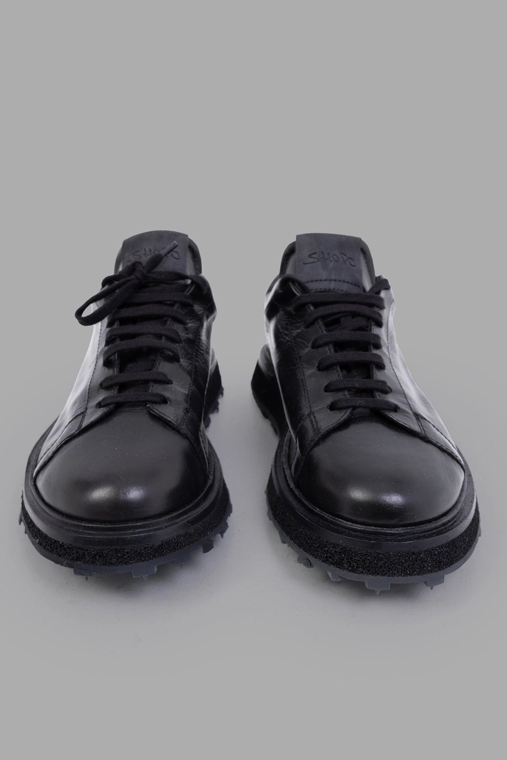 Shoto unisex leather low-top sneakers in black, front view, padded tongue and waxed laces