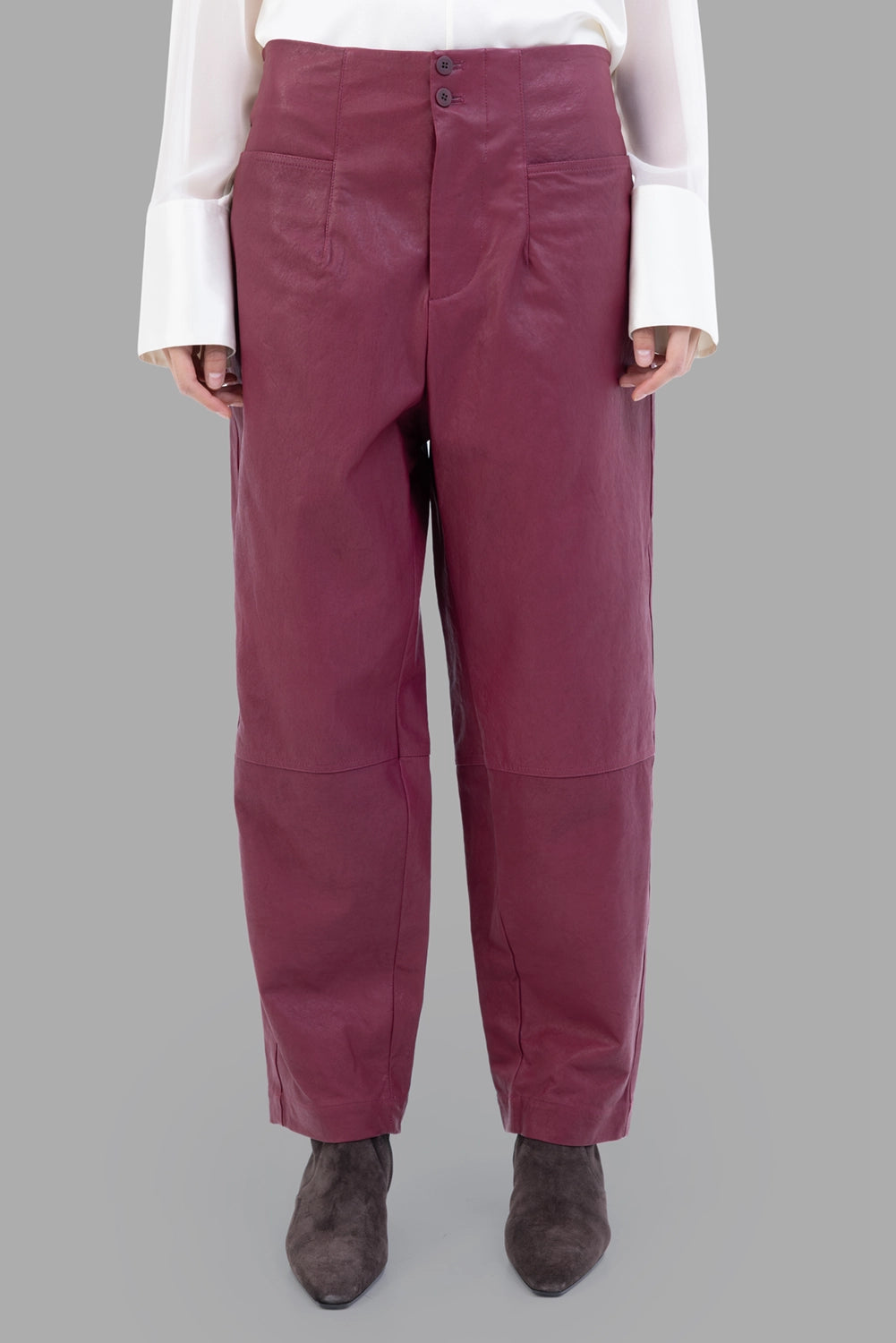 GentryPortofino women's leather trousers in Borgogna, front view, high waist, slant pockets and knee seam.
