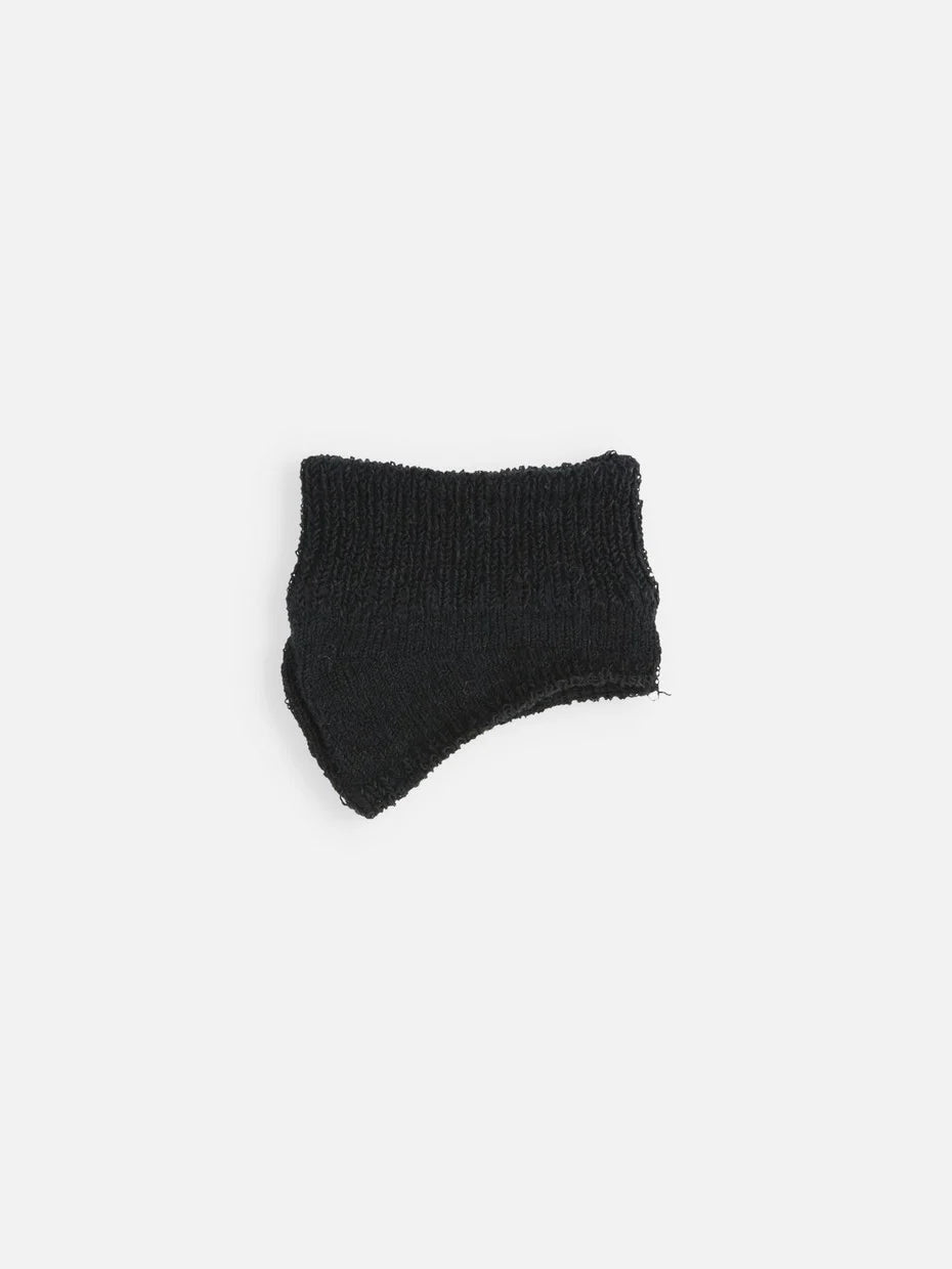 Tabio Linen Plain Toe Band in black, showing a close-up of the textured linen fabric designed for comfort.