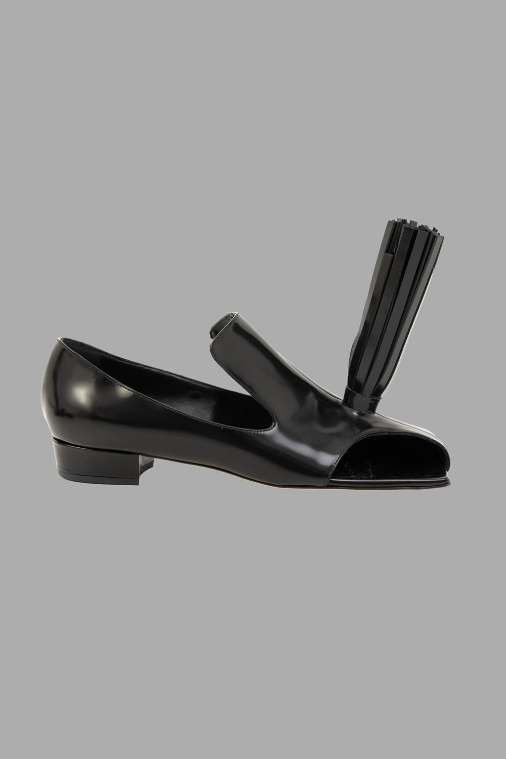 A.W.A.K.E. MODE women loafers in black, side view, squared toe, low block heel and fan tassel on vamp.