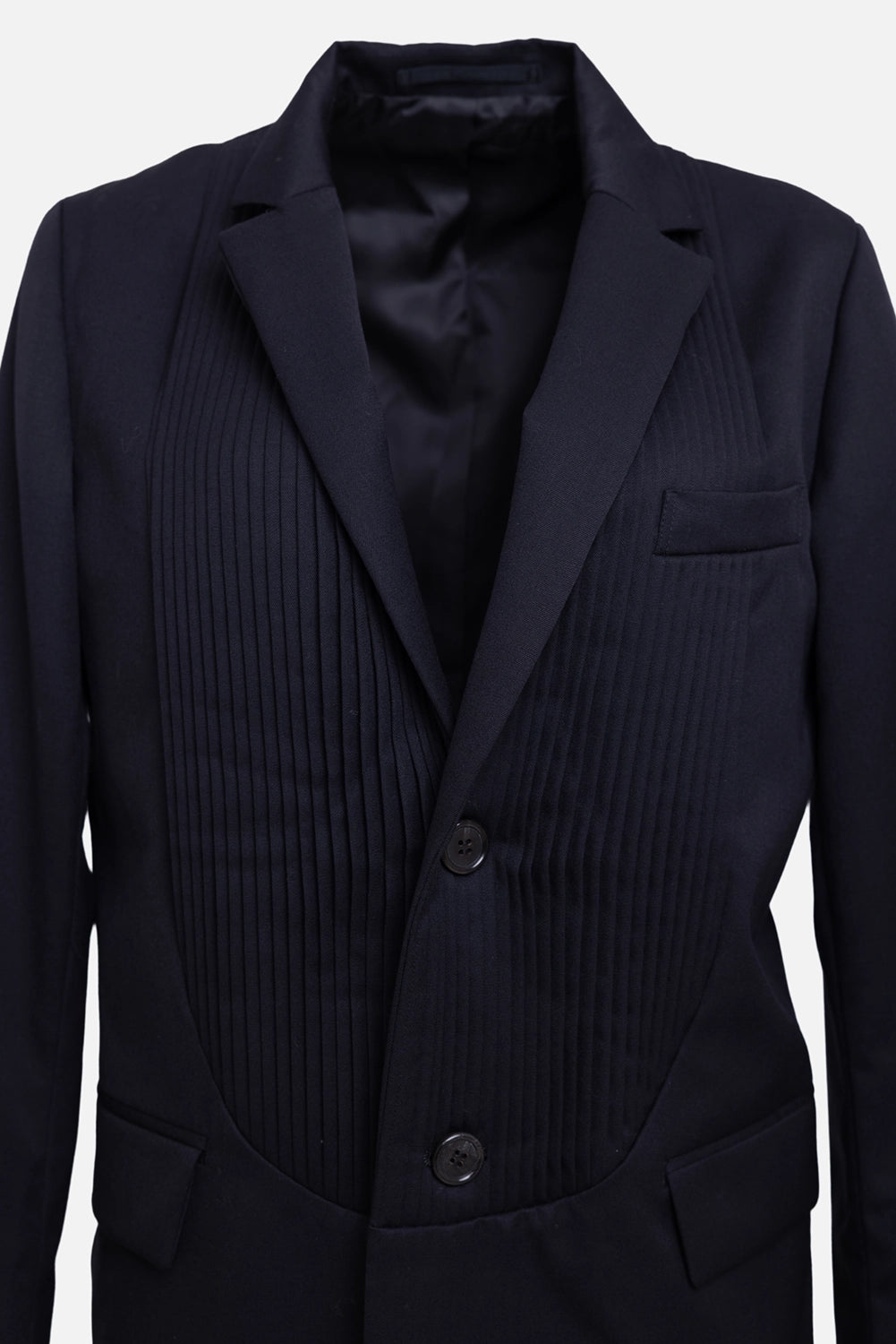 Pre-owned Noir Kei Ninomiya women's long coat in black, front close-up, notch lapels with pin-tuck pleats and buttons