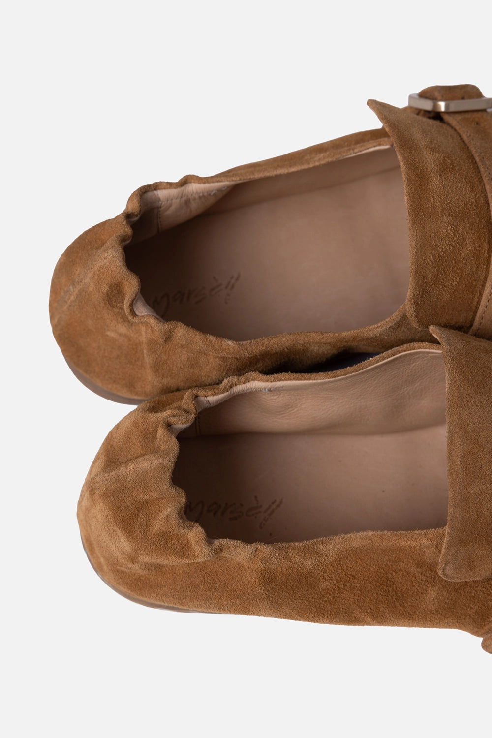 Marsèll Mandolo suede loafers in legno, close-up showing soft gathered collar and leather insole