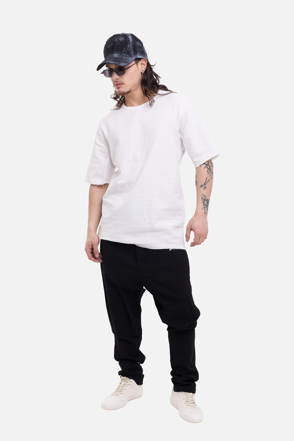 69 by Isaac Sellam men's Micro Ondes T-Shirt in Blanc, on-model full-length with ribbed texture and raw hem
