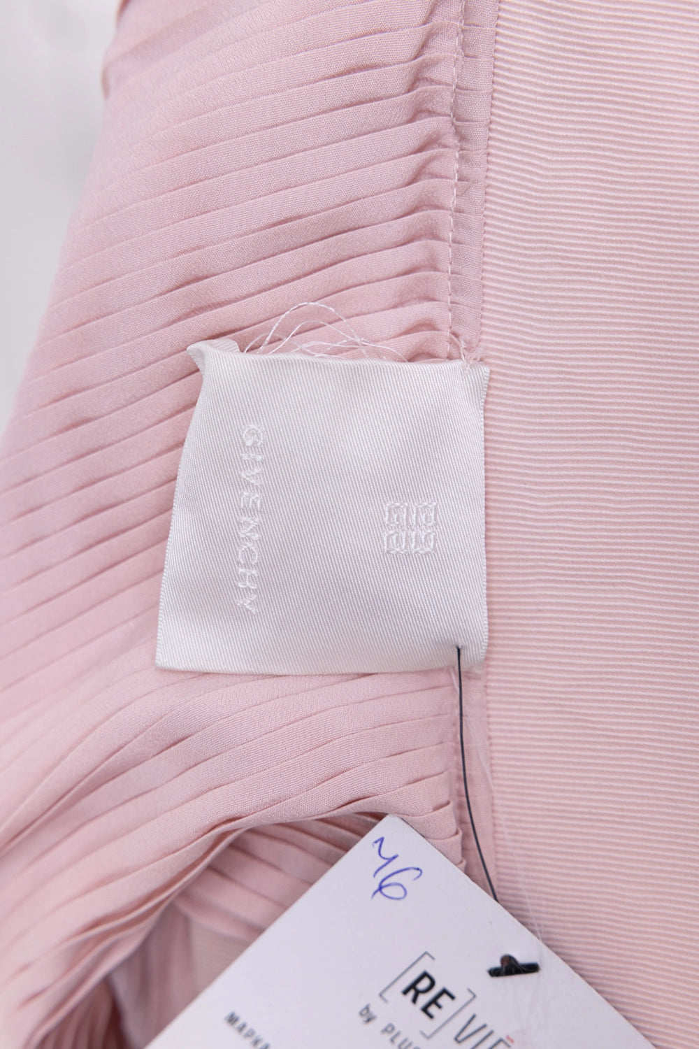 Pre-owned Givenchy pleated midi skirt in pink, detail view, woven brand label on pleated fabric