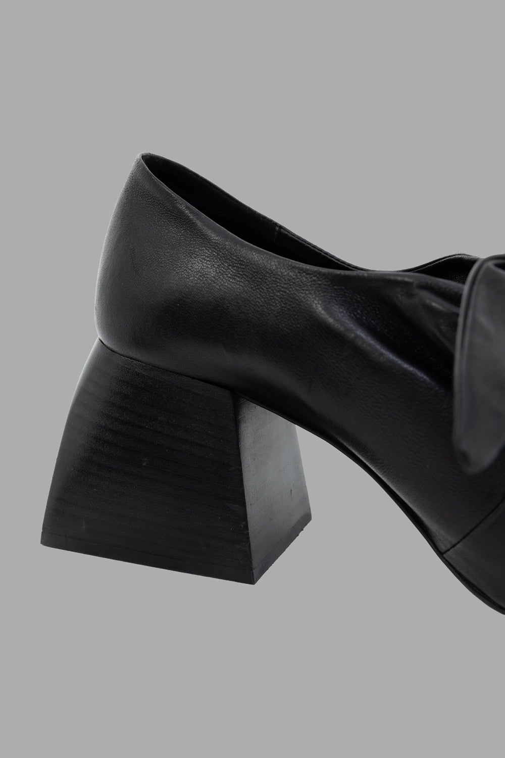 Uma Wang women mules in black, heel detail, geometric flared block heel and smooth leather upper.
