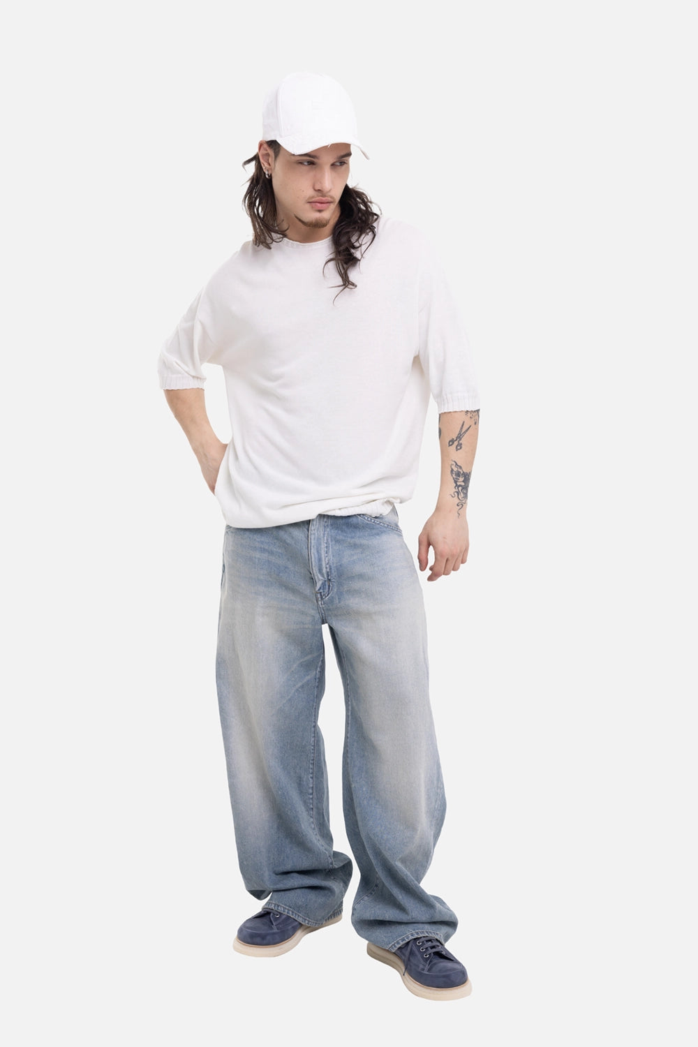 MD75 men's cotton knit T-shirt in White Basic, on-model full-length with ribbed cuffs and relaxed fit