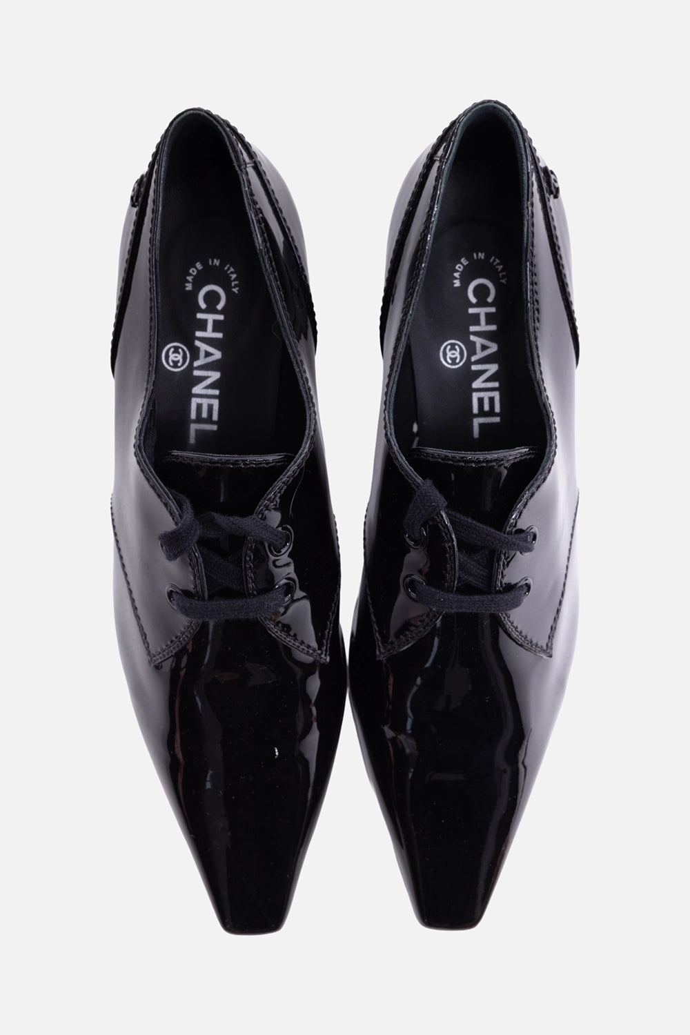 Pre-owned Chanel womens oxfords in black, top view, lace-up vamp with elongated pointed toe and branded insole