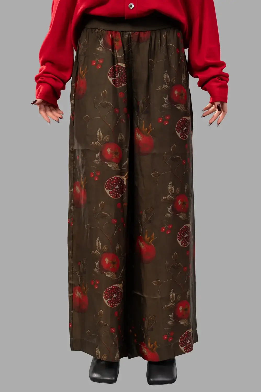 UMA WANG pants in brown/red, front view, elastic waistband with wide ribbed band and relaxed drape