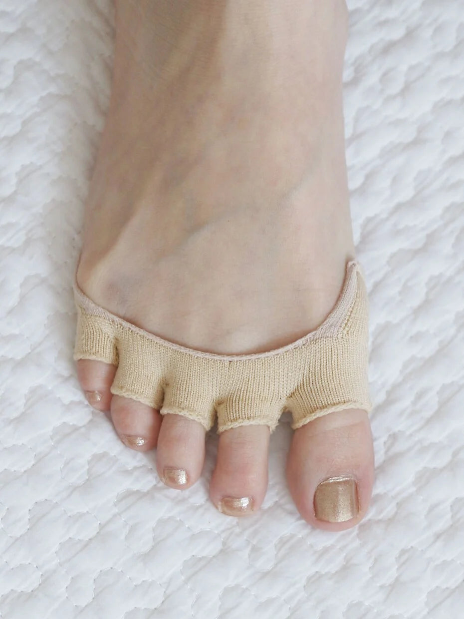 Tabio Plain Open Toe Band in beige, featuring moisture-wicking material and anti-odor function for summer or winter wear.
