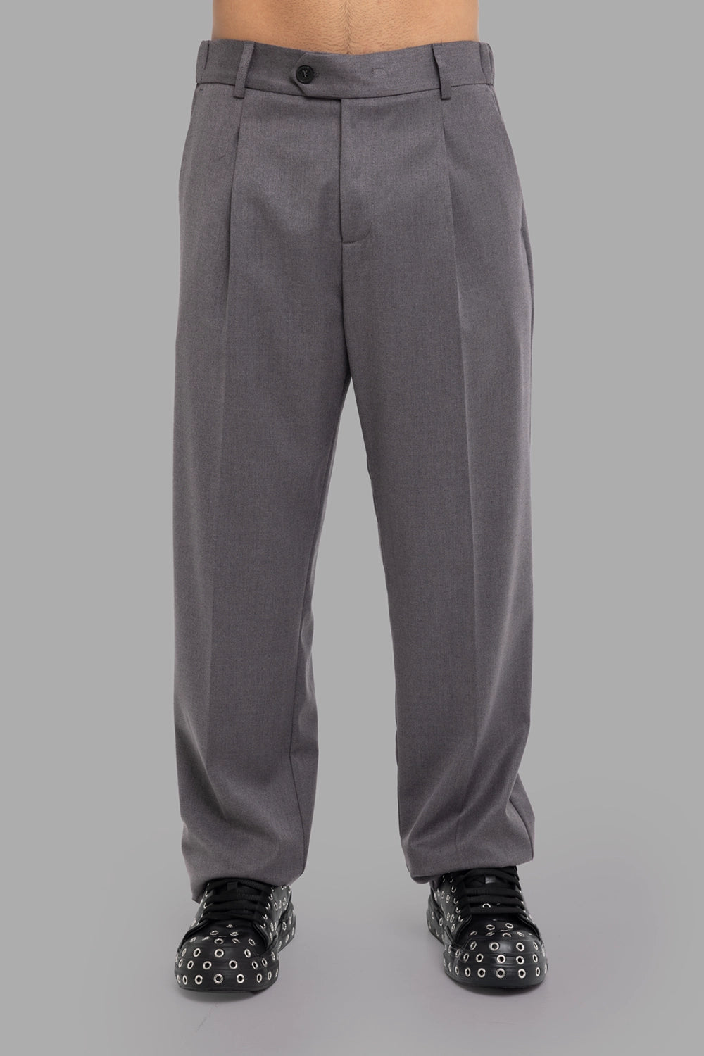 Gaëlle Paris men’s pleated trousers in grey, front view, single front pleats, zip fly and belt loops.