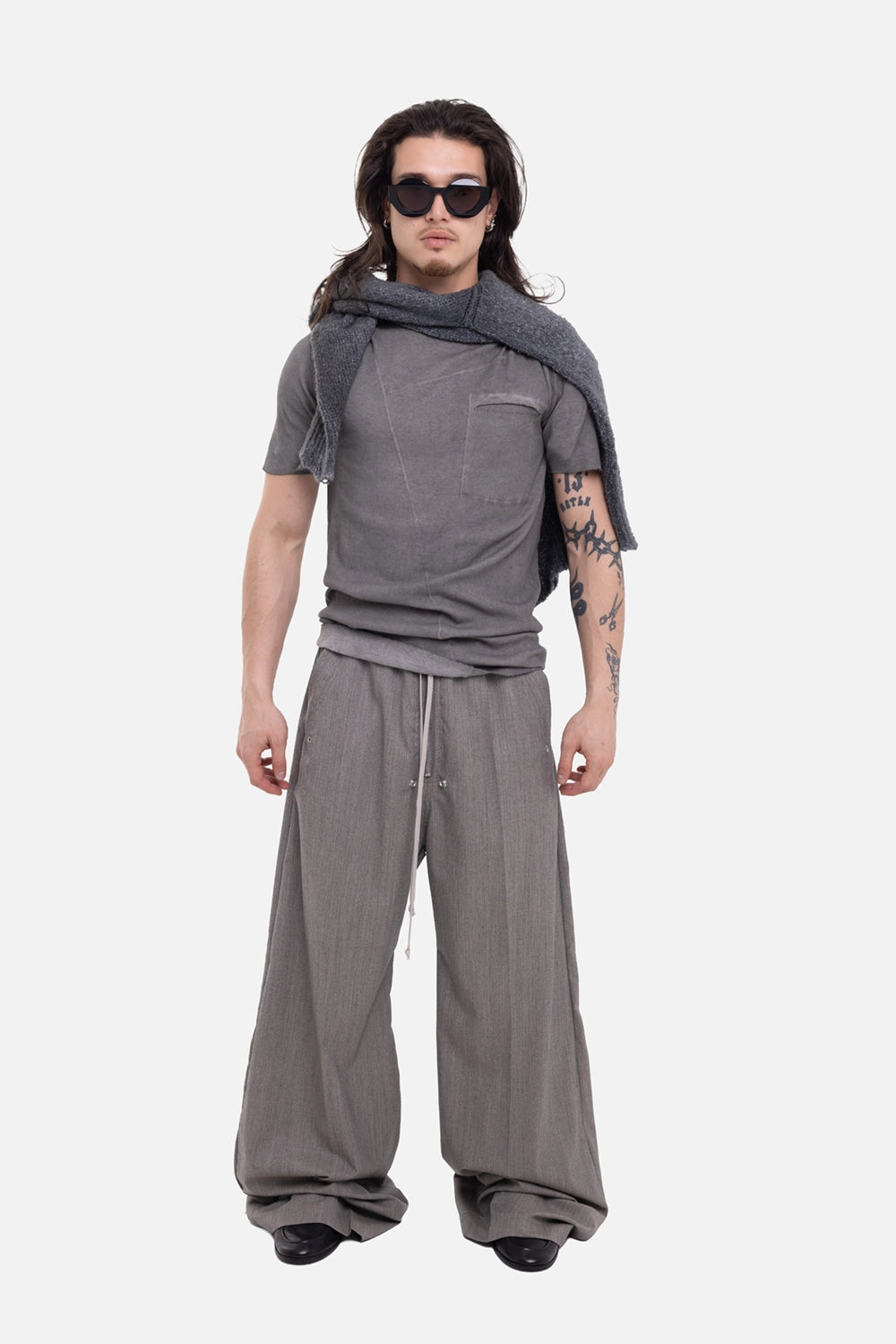 Masnada men's pocket T-shirt in nimbus grey, on-model full-length view, chest pocket and raw sleeves