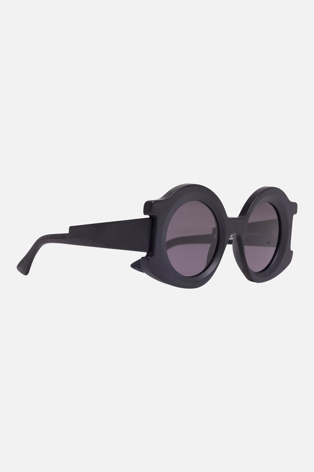 Kuboraum unisex round sunglasses in black matt, 3/4 view, wide temples and side cut-outs
