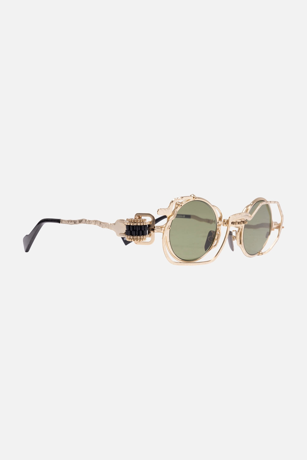 Kuboraum unisex round sunglasses in gold, 3/4 view, gear hinge and black temple tip