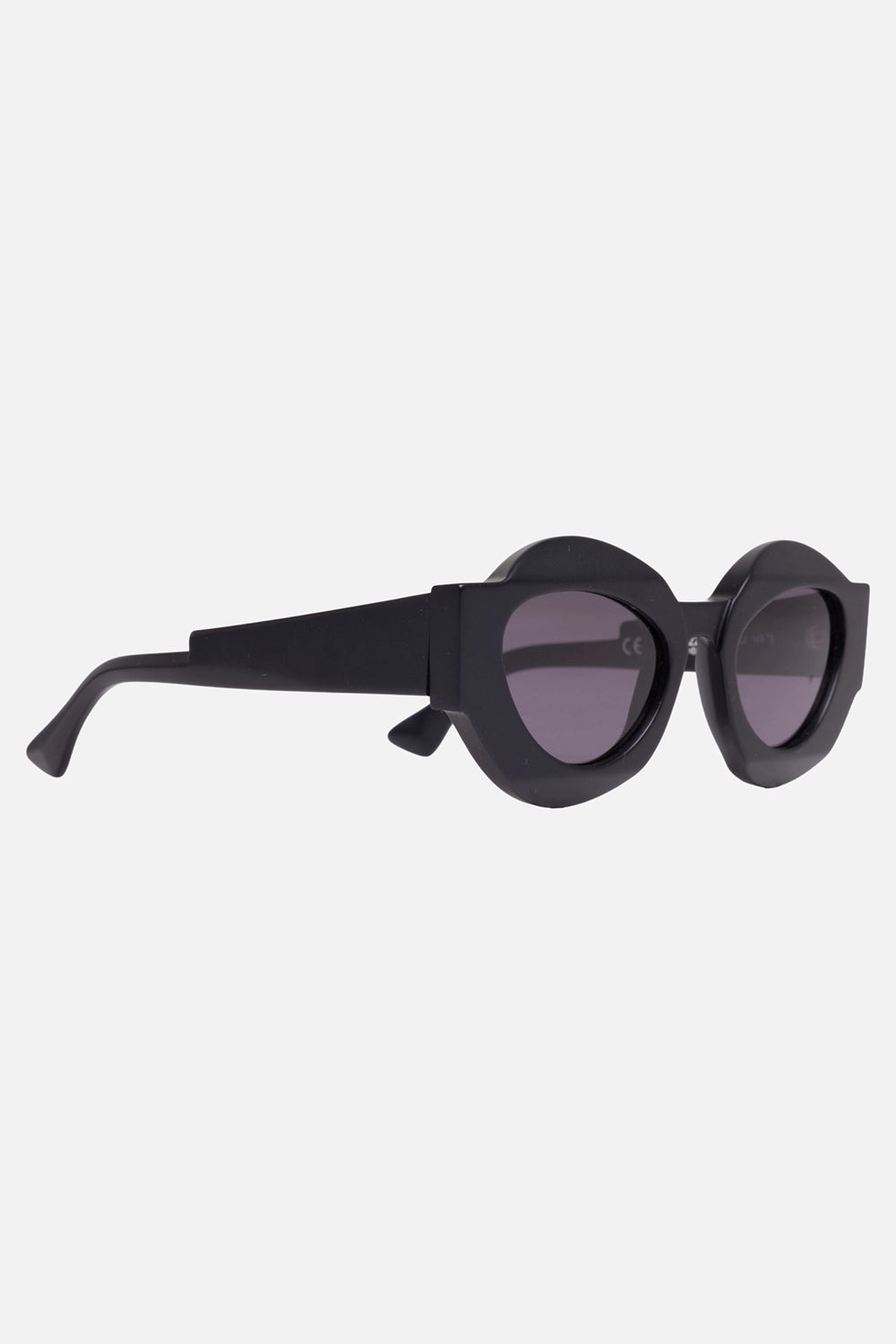 Kuboraum unisex round sunglasses in black matt, 3/4 view, wide tapered temples and grey lenses