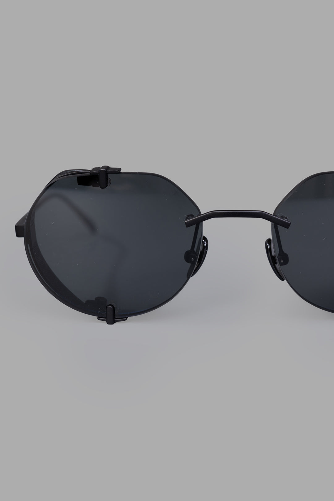 Vysen Eyewear The Uttar - UT1, front view showcasing the rimless black matte titanium round frame with sleek black lenses.