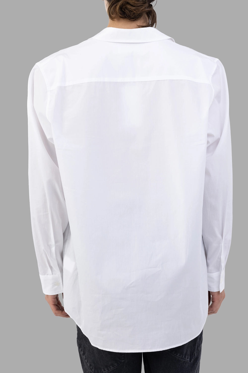ATTACHMENT shirt in white, back view, clean yoke and curved hem