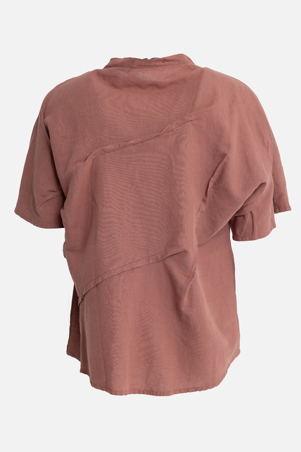 Vuscichè men's short-sleeve shirt in rust brown, back view, layered curved panel construction
