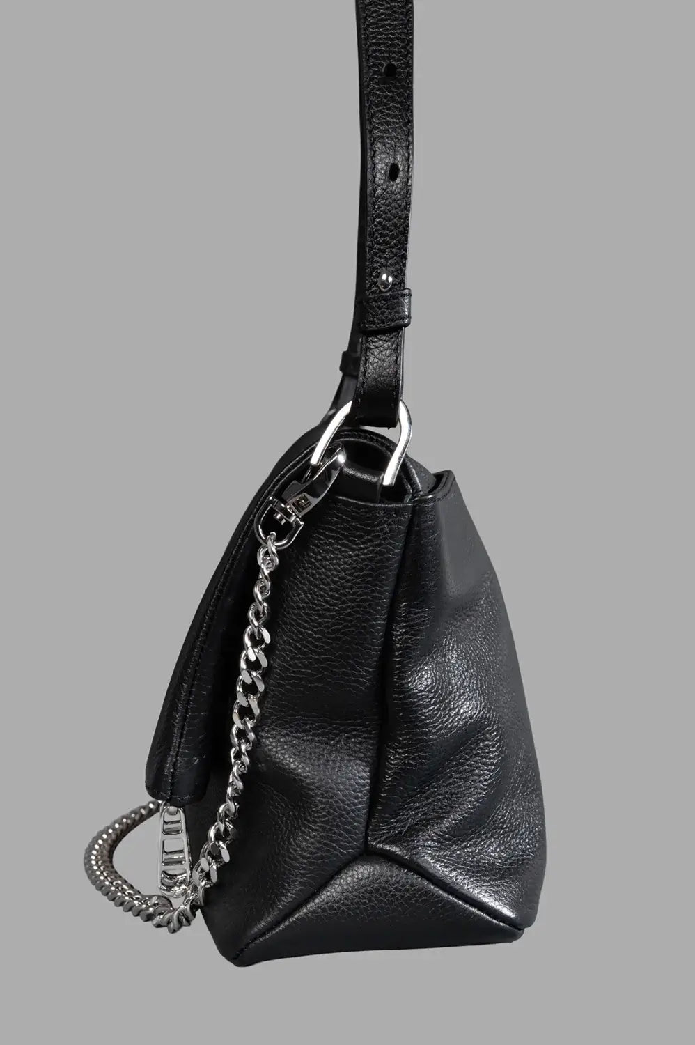 Zadig & Voltaire shoulder bag in black, side view, knotted leather strap with silver chain and D-rings