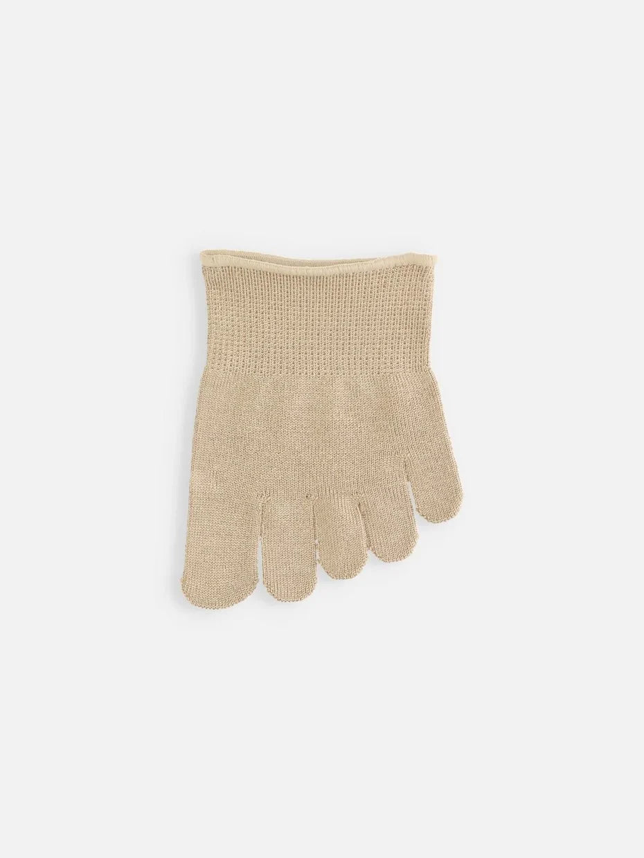 Tabio. Silk 5-Toes Half Cover in beige, showcasing soft, moisture-controlling design for comfort under tights.