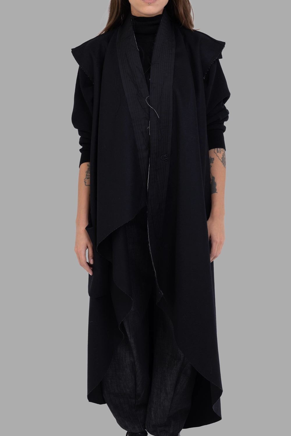 Giovanni Cavagna women sleeveless coat in black, front view, quilt-stitched placket