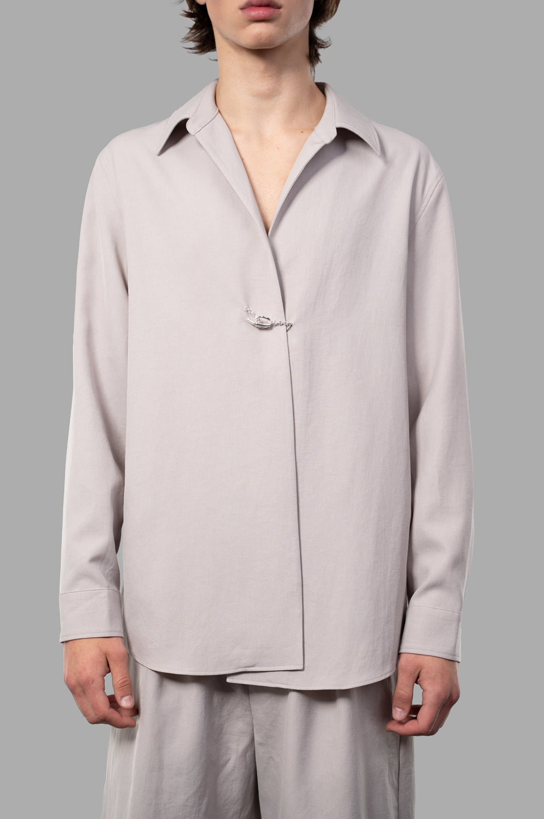 Attachment Twill Chain Shirt in beige, featuring a unique blend of cotton, linen, and polyester, shown on model.