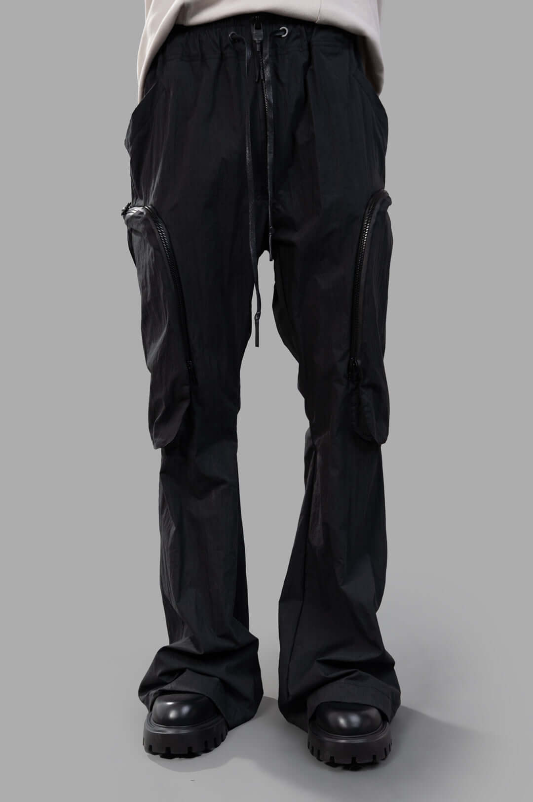 Justin Gall Cargo Trousers feature a front view with zippers, showcasing a relaxed fit and modern style for everyday wear.