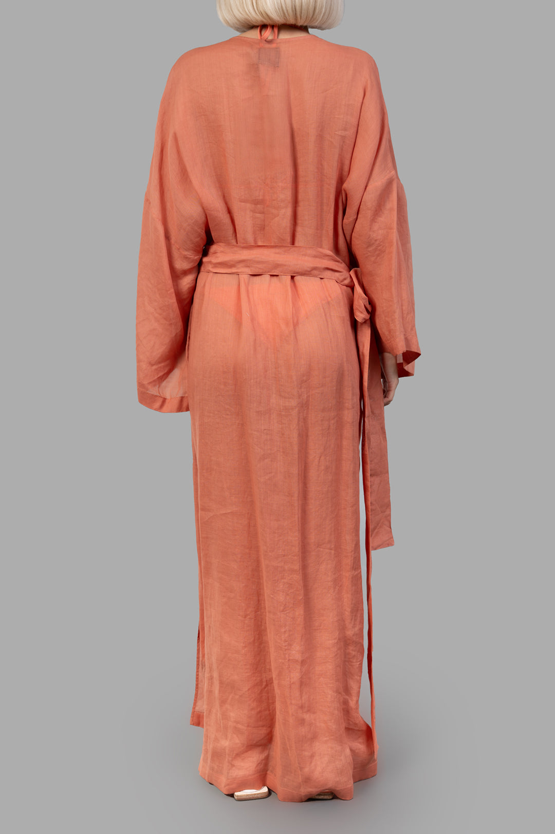 Fisico. Back view of the Pink Kimono with a Frame, showcasing a sewn-in belt and maxi-length design in coral ramie fabric.