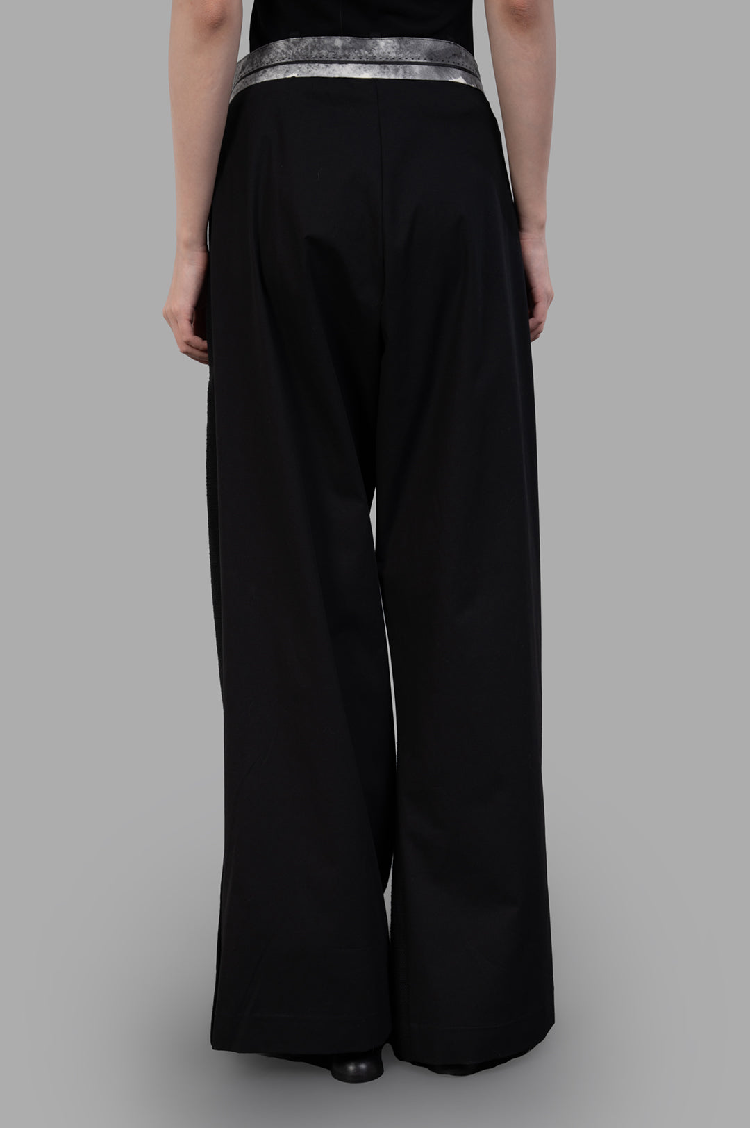 Giovanni Cavagna Wide-leg Trousers displayed from the back, featuring a metallic waistband in elegant black linen.