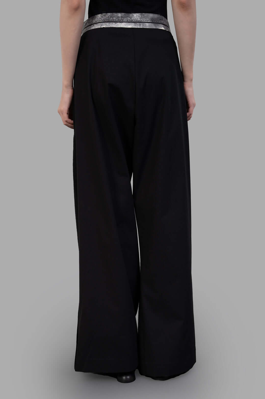 Giovanni Cavagna Wide-leg Trousers displayed from the back, featuring a metallic waistband in elegant black linen.