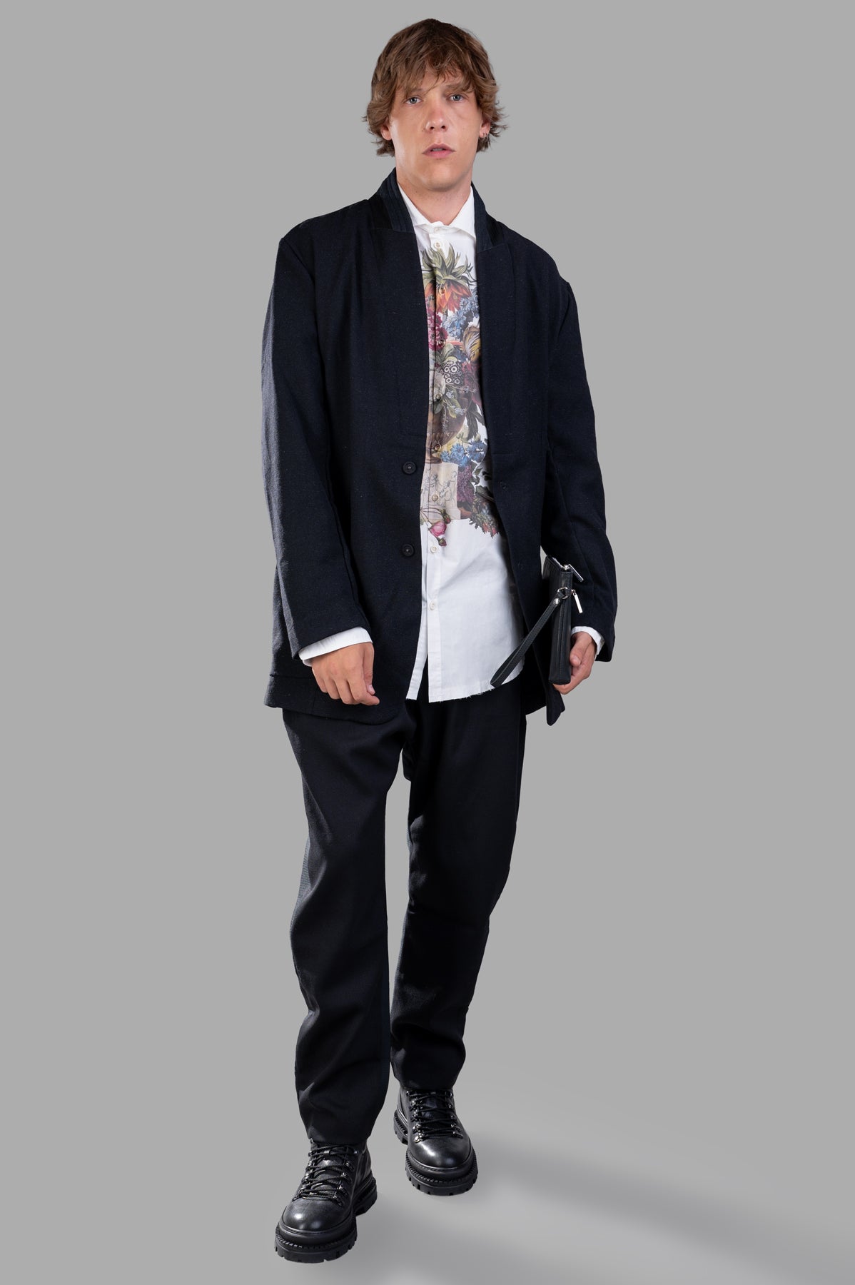 Giovanni Cavagna single-breasted blazer in black wool, front view on model, showcasing oversized silhouette and stylish fit.