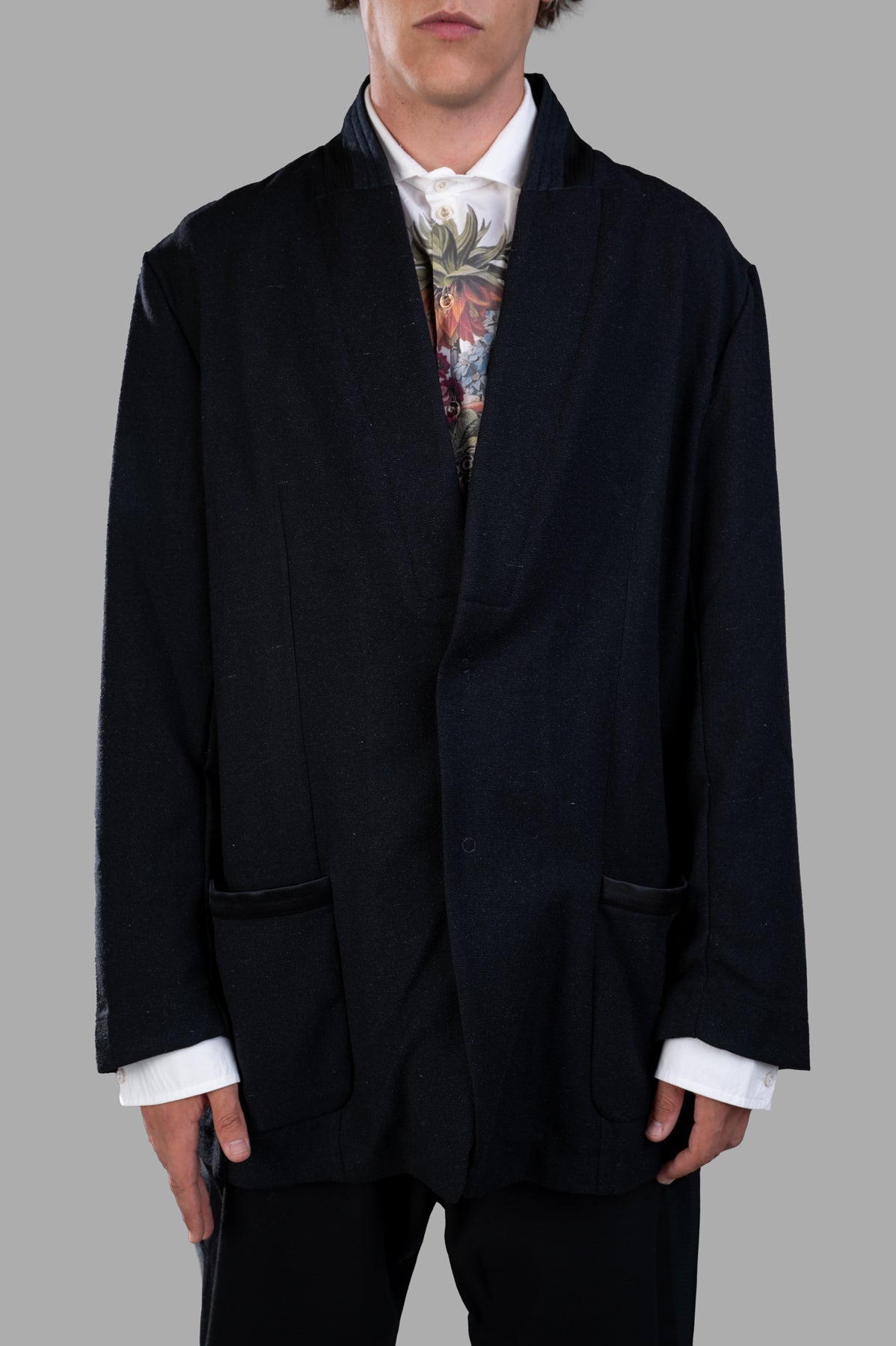 Giovanni Cavagna Single-breasted Blazer in black, featuring an oversized fit, displayed on a model with floral shirt.
