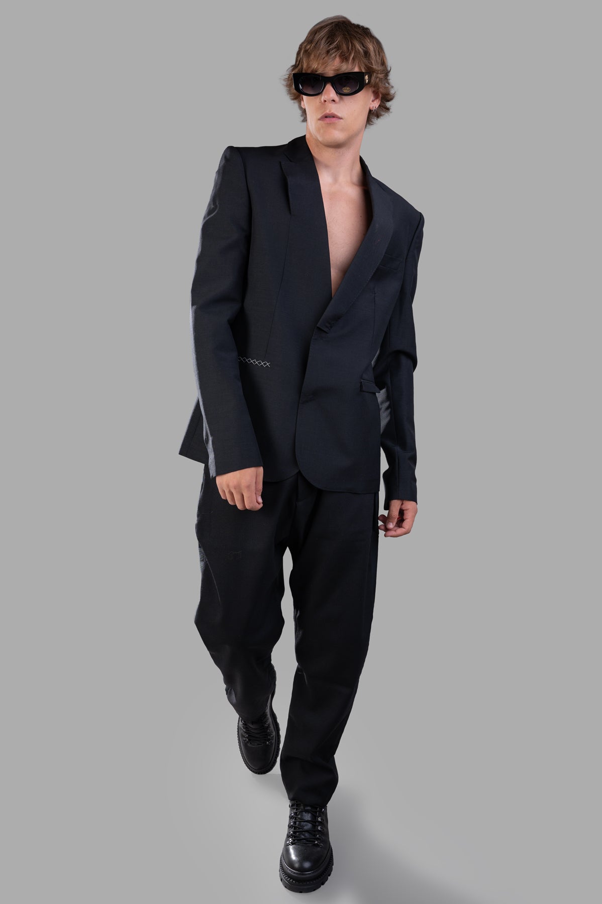 Giovanni Cavagna structured blazer in black wool, front view on model, highlighting tailored fit with elegant contrast.
