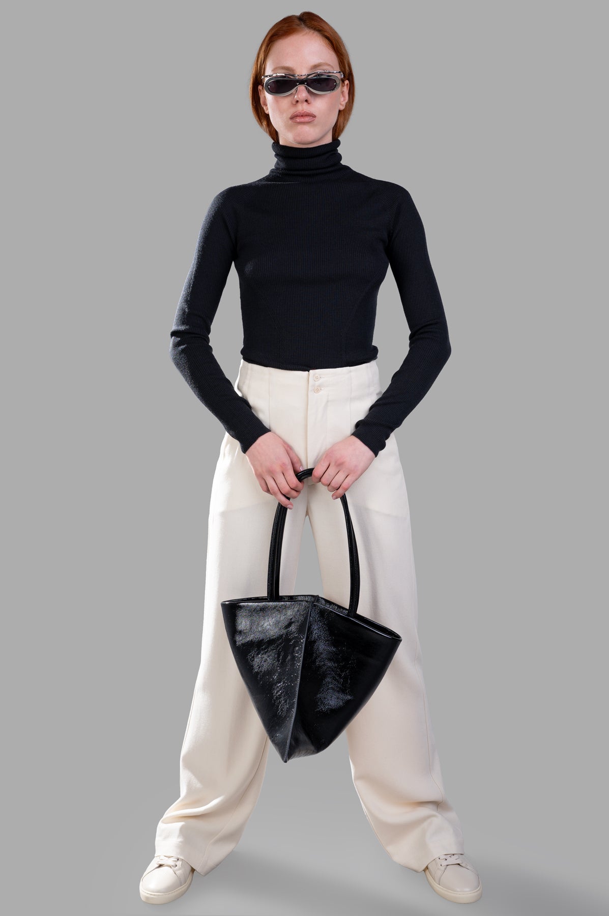 Gentry Portofino pleated trousers in ecru, wide-legged, front view on model with side pockets, viscose-wool blend.