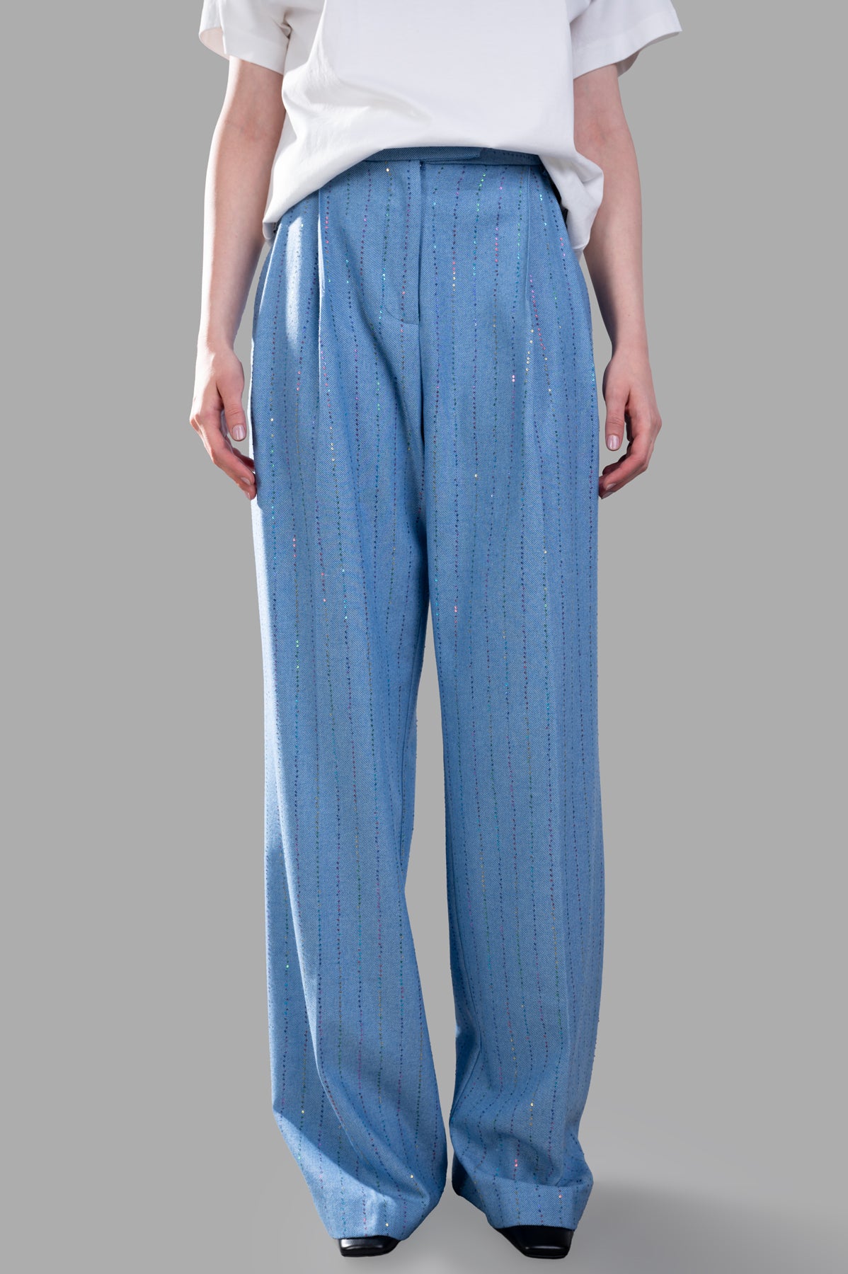 DES PHEMMES. Sequinned-stripes Trousers in blue, featuring pleats, wide leg, and shimmering vertical stripes on model.