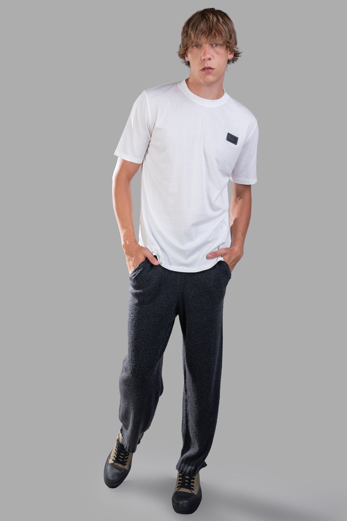 Avant Toi cashmere track pants in grey, front view on model, showcasing luxurious loungewear with side pockets.
