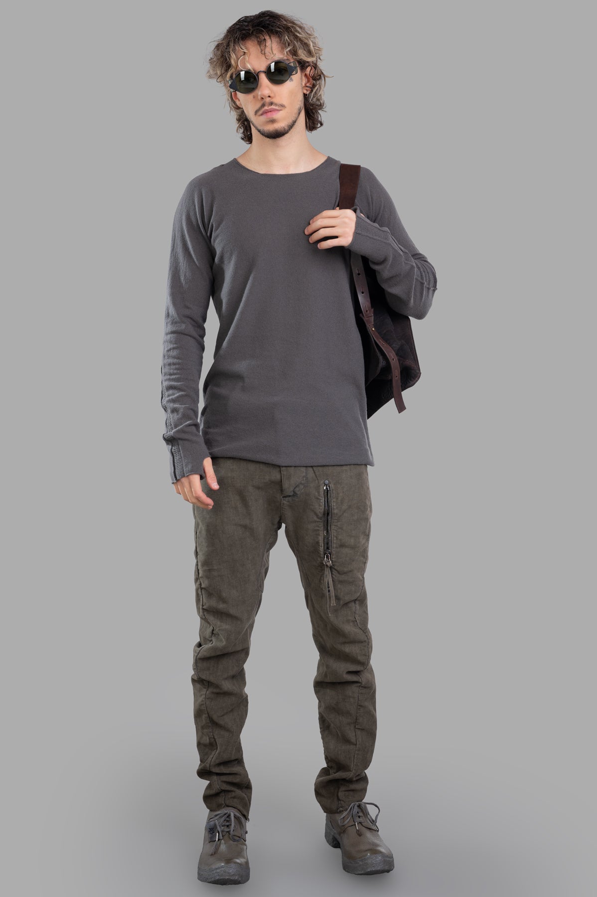 Isaac Sellam Fine-knit Jumper in grey, on-model front view with crewneck and spine detailing, 100% cashmere.
