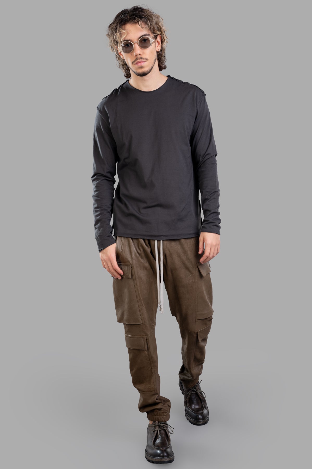 Attachment Double T-shirt, dark grey, 100% cotton, front view on-model, layered design, trendy round neck.