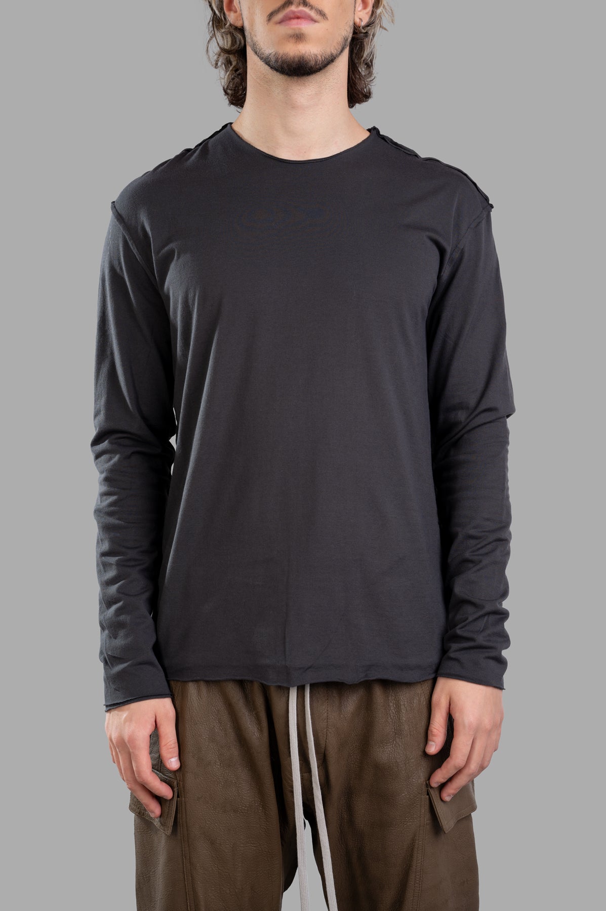 Attachment Double T-shirt in dark grey, featuring a layered design and round neck, displayed on-model for style inspiration.