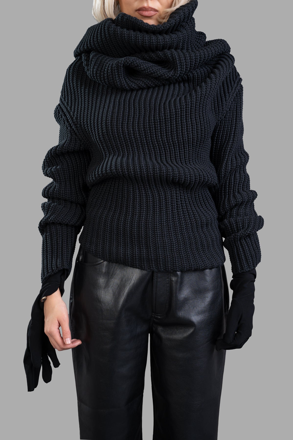 A.W.A.K.E. MODE Knit Top With Gloves features a cozy fitted design and attached gloves, displayed on a model in black.