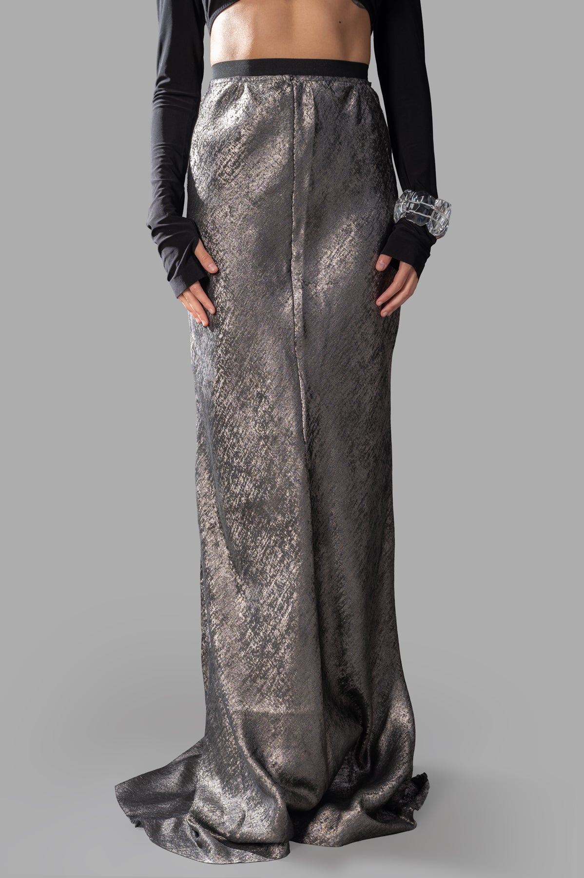 Avant Toi Shiny Maxi Skirt displays an elegant sheen, featuring a high waist and elasticated waistband for a comfortable fit.