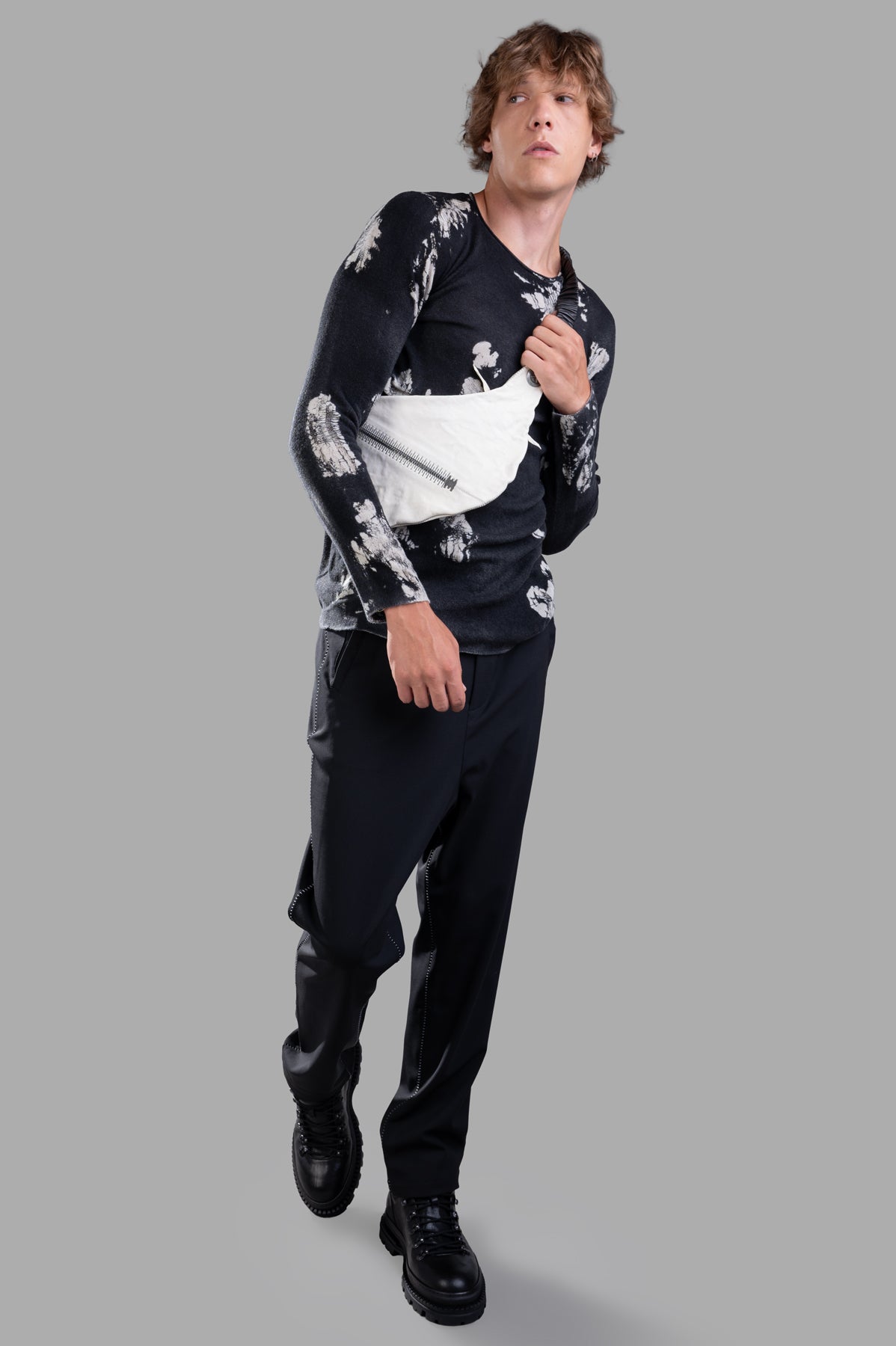 Avant Toi Web-print Jumper in black cashmere, front view on model. Elegant design with a modern fit.