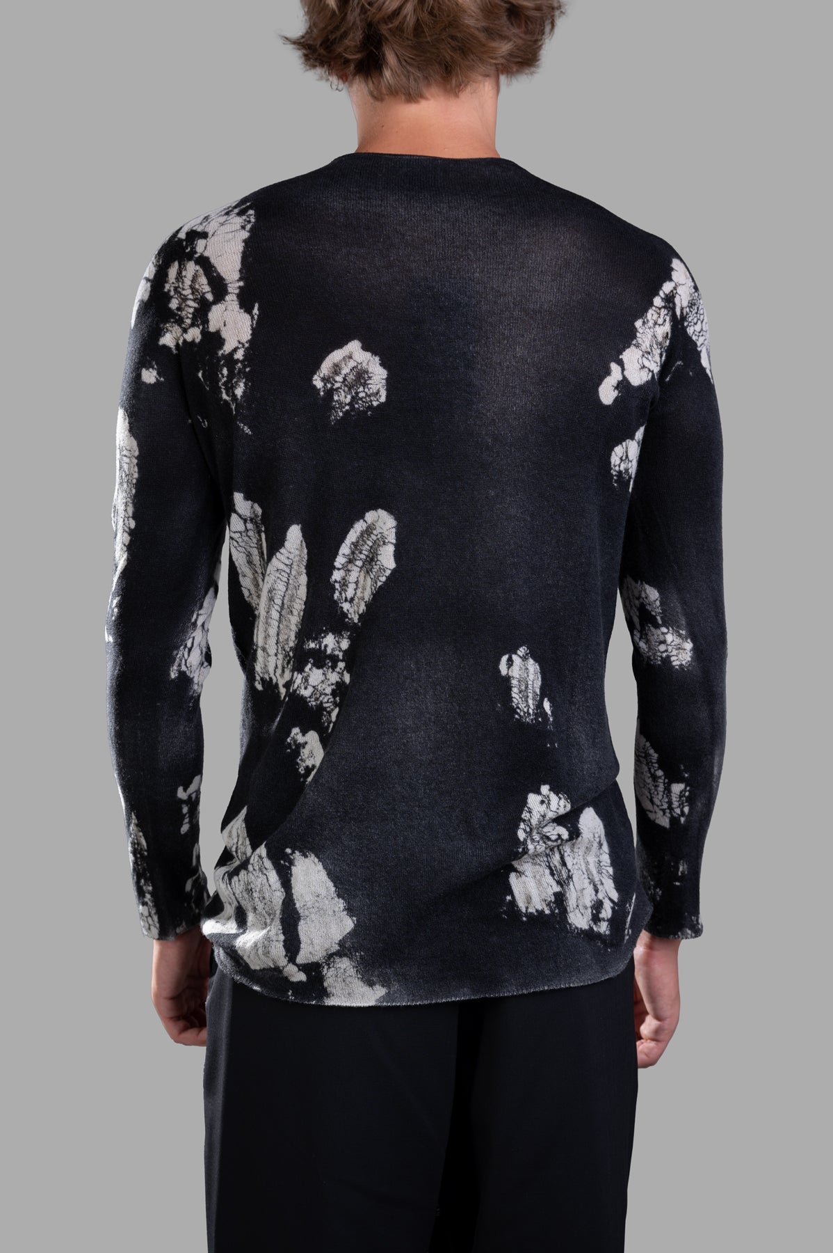 Avant Toi Web-print Jumper showcasing the back detail with artistic black and white design, crafted from luxurious cashmere.