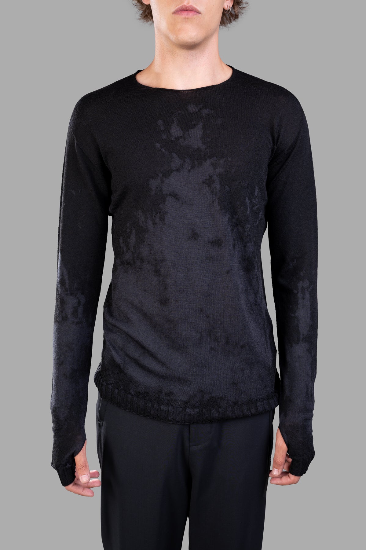 MD 75 Graphic-print Jumper in black, featuring thumb holes and unique texture, worn by a model from the front.