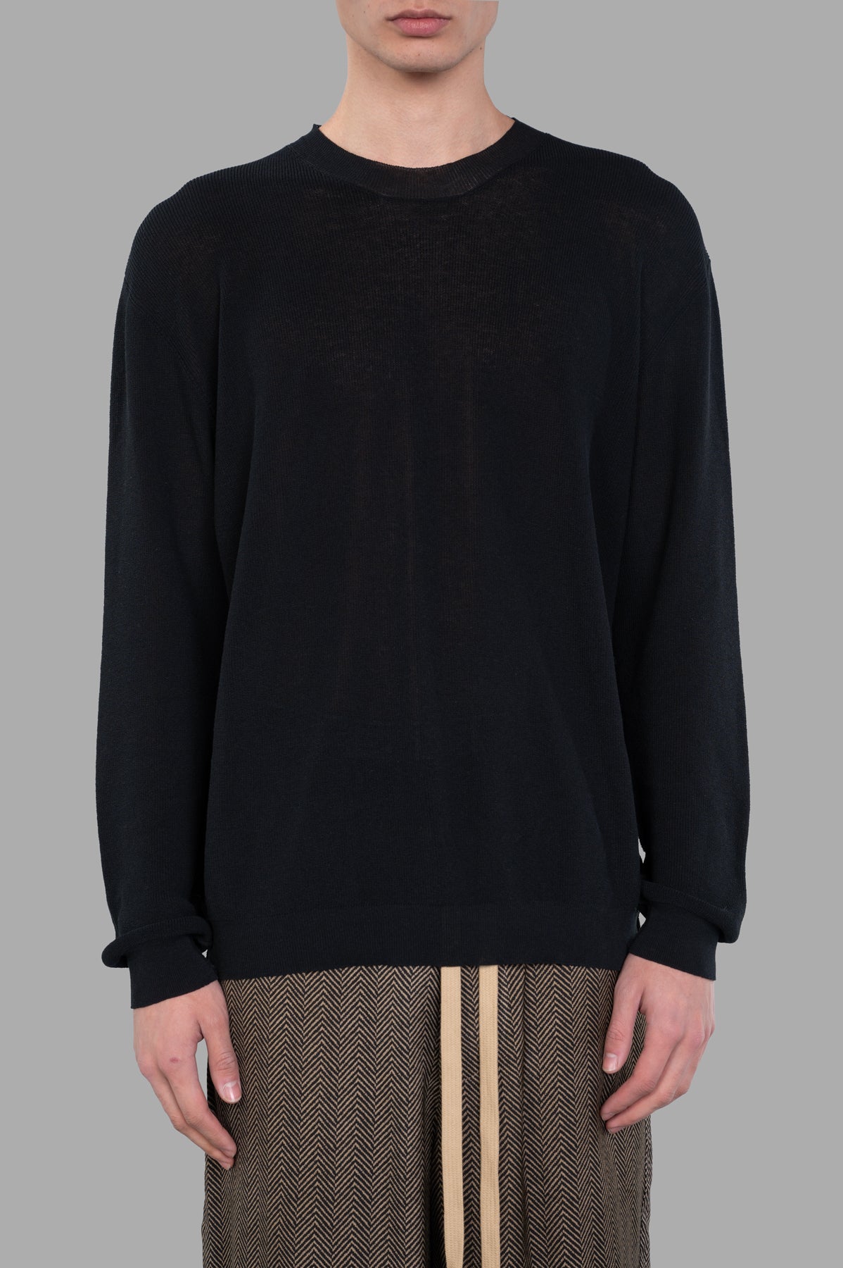 Uma Wang Fine-knit Sweater in black, featuring relaxed fit, round neck, and straight hem, model wearing from the front.