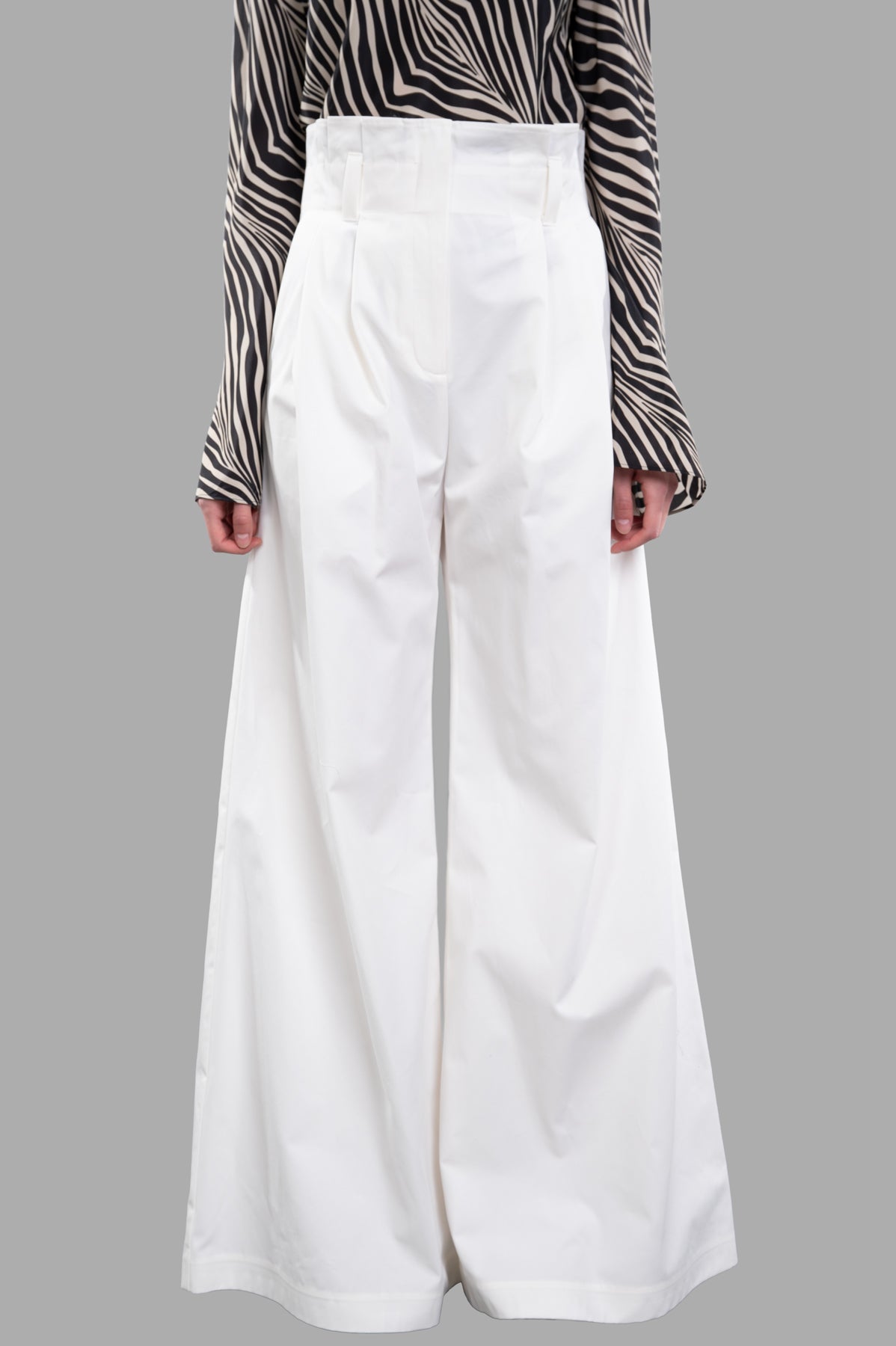A.W.A.K.E. MODE Wide-leg Pants in white, showcasing pleated paper bag waist and slant pockets, detailed view from back.