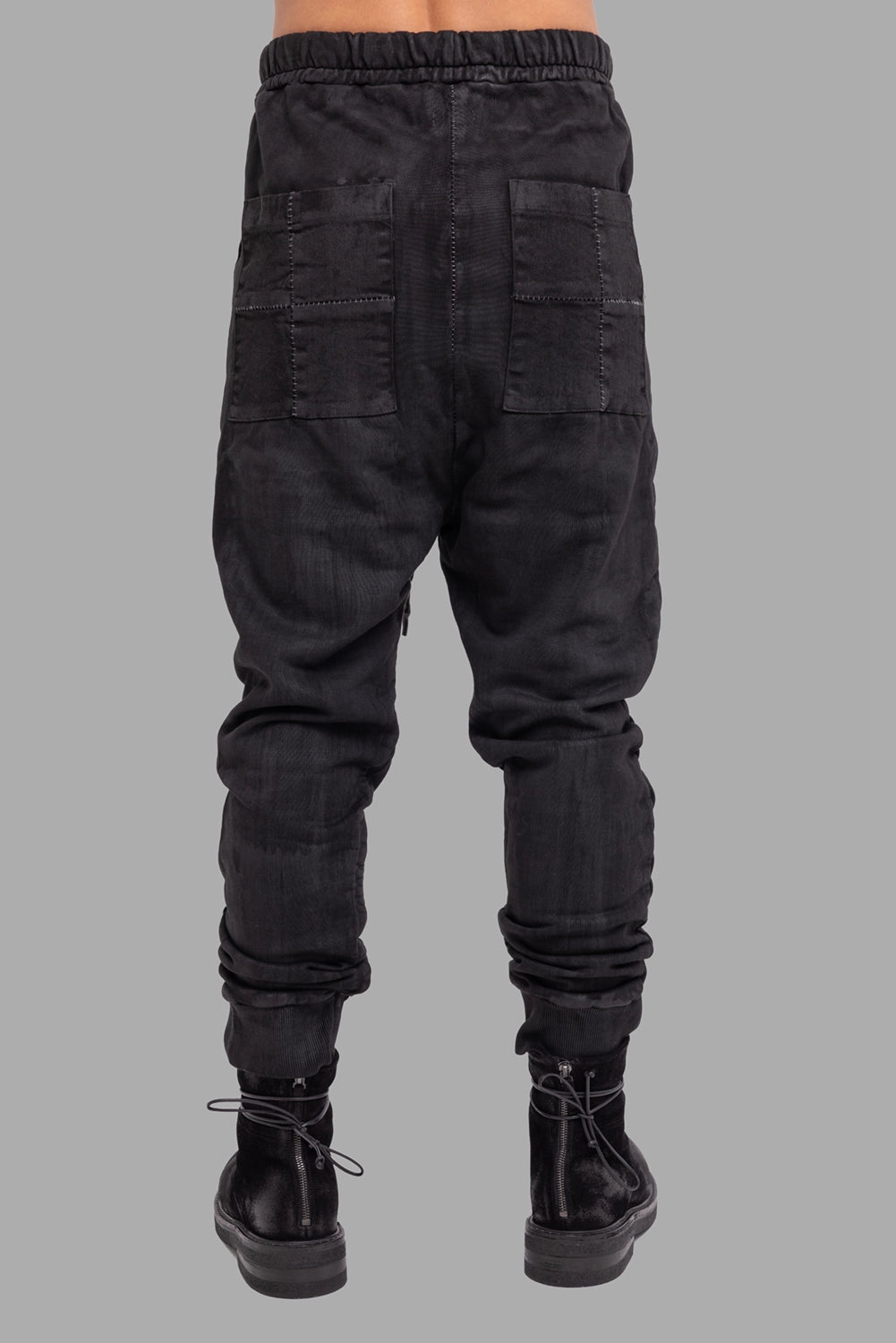 MD75 men’s coated sweatpants in black, back view, two patch pockets and rib knit cuffs.