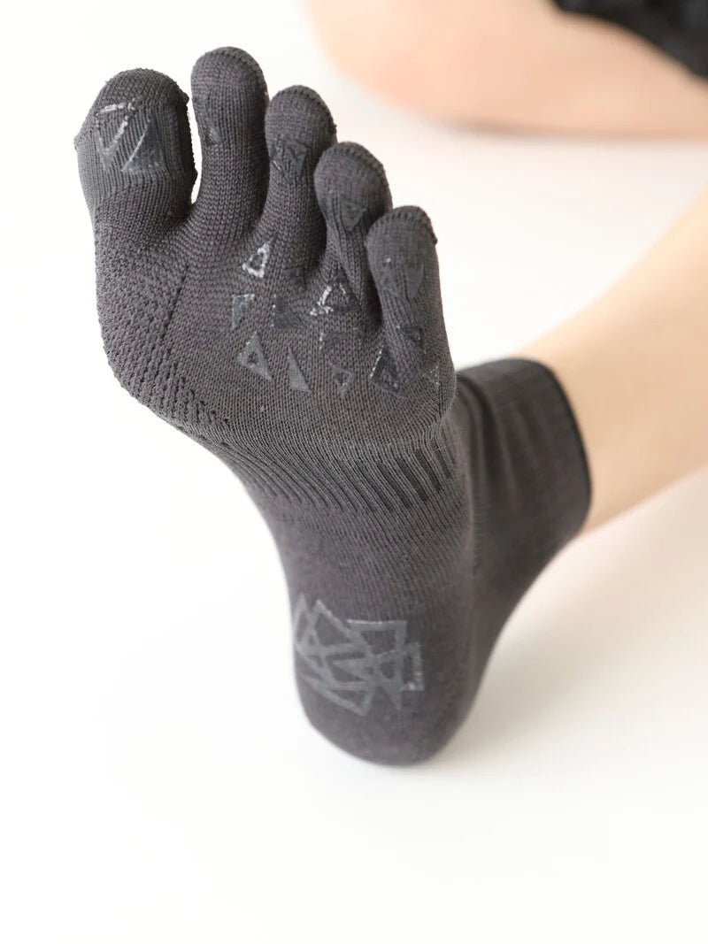 Tabio. Toe Socks For Hallux Valgus in black, featuring toe separation design and compression for comfort.