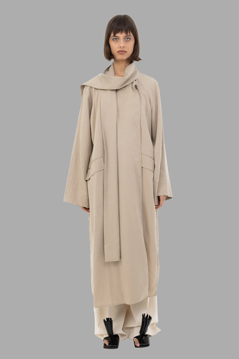 By Malene Birger women trench coat in Tehina, front view, scarf collar and flap pockets.