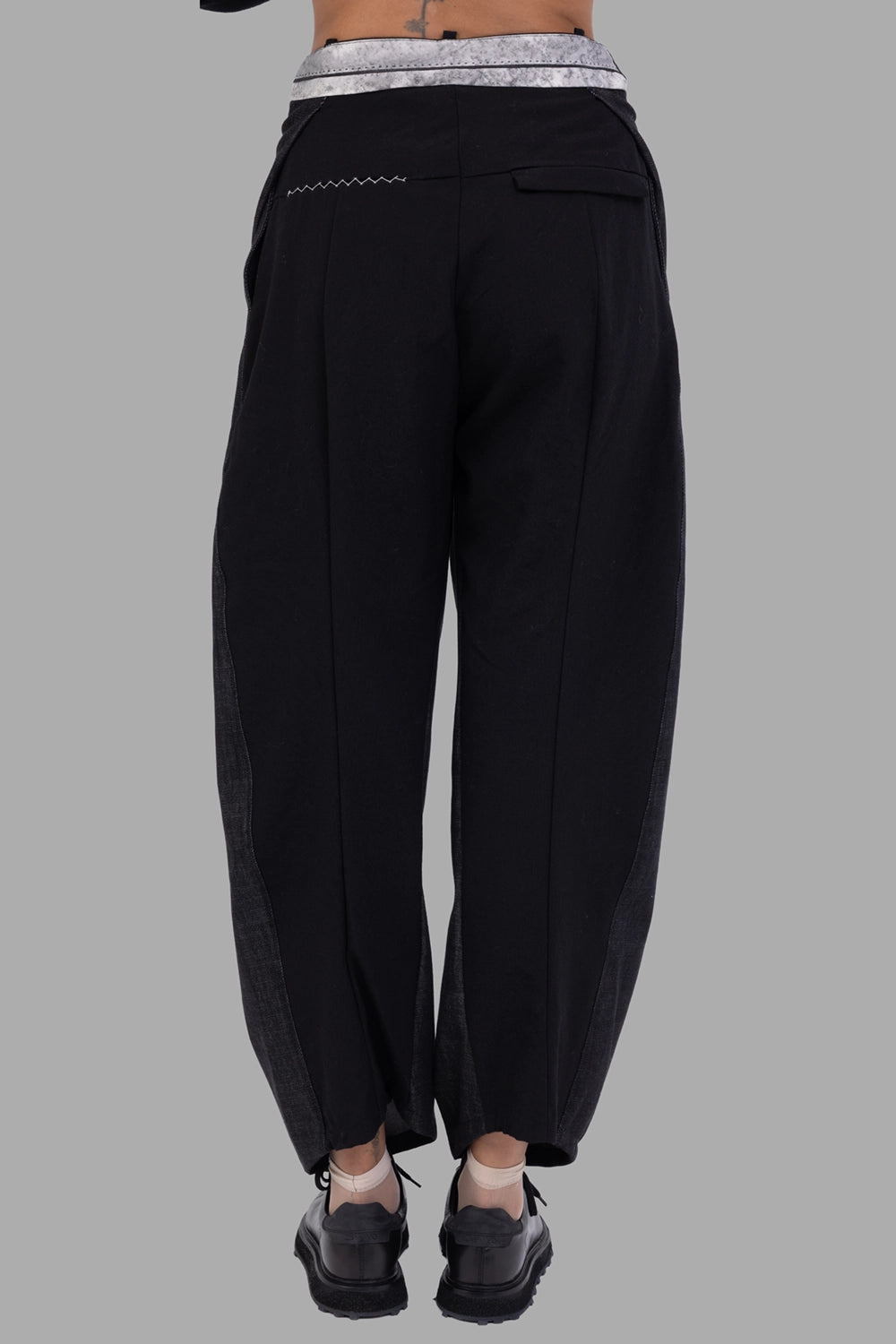Giovanni Cavagna women's trousers in black, back view, single flap pocket and drawcord hems